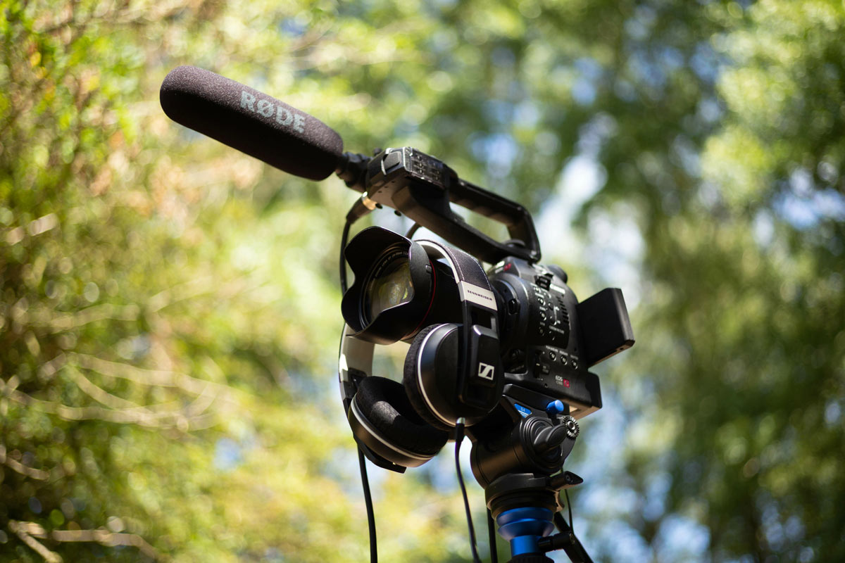 Videokamera mit Kopfhörern und Mikrofon im Freien