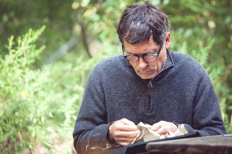 Mann arbeitet konzentriert im Garten