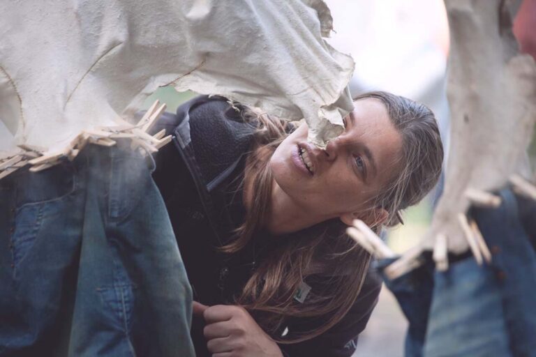 Person betrachtet kreative Stoffkonstruktion.