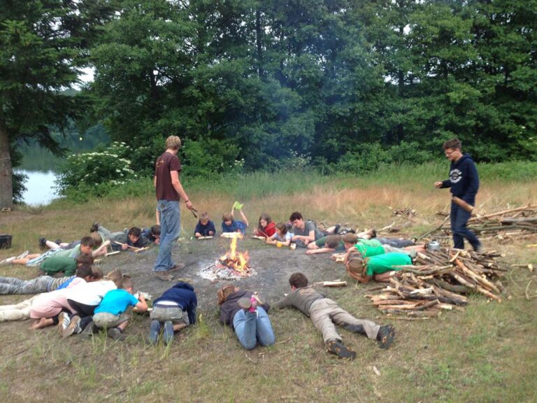 Kinder beim Lagerfeuer im Wald