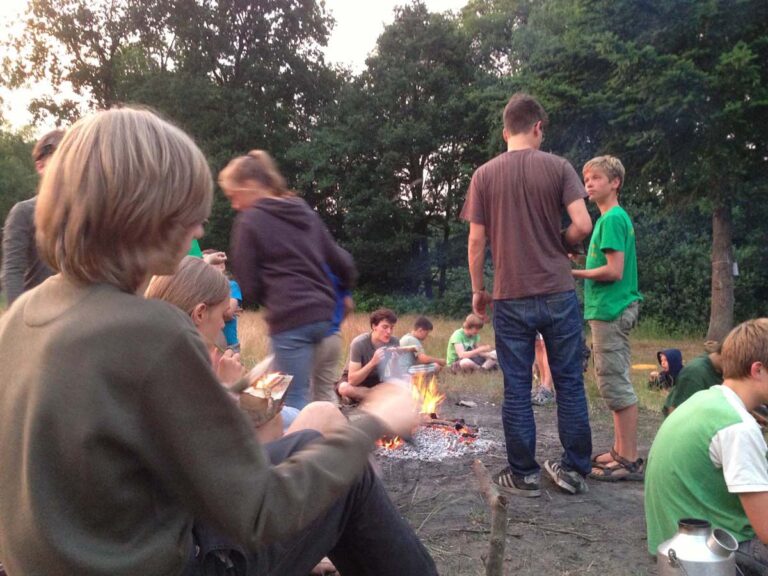 Kinder am Lagerfeuer im Wald