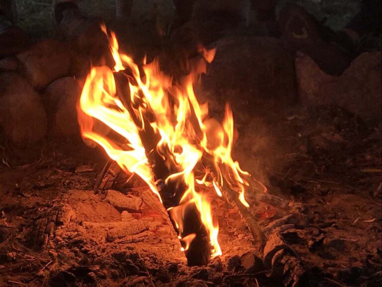 Lagerfeuer im Freien bei Nacht
