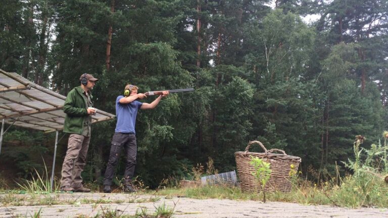 Zwei Männer beim Schießtraining im Wald.