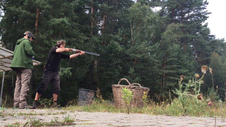 Zwei Personen beim Schießtraining im Wald.