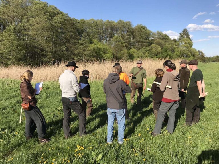 Gruppe im Freien bei einer Besprechung