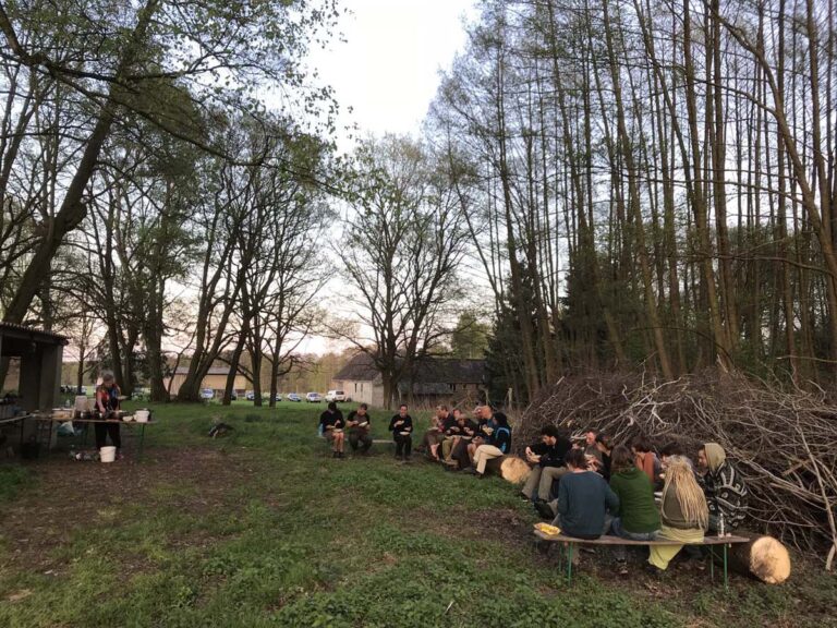 Gruppe von Menschen im Freien bei Sonnenuntergang