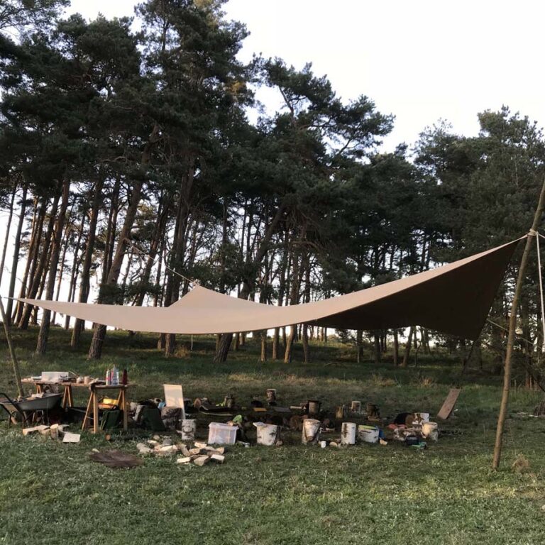 Campingplatz mit Zelt im Wald