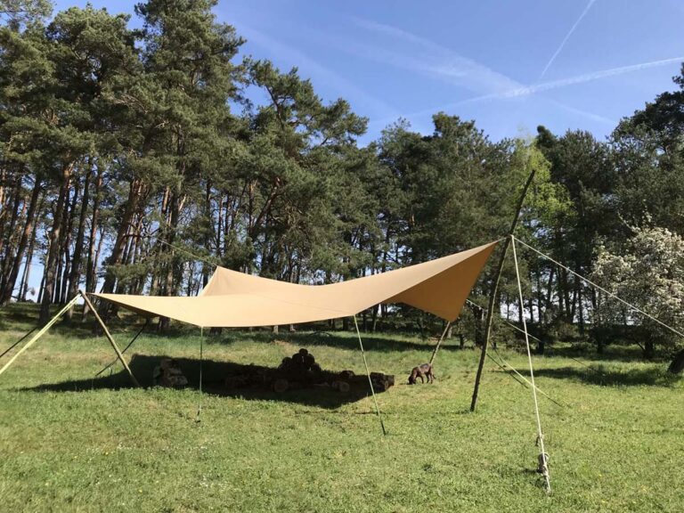 Outdoor Zelt im Wald auf einer Lichtung