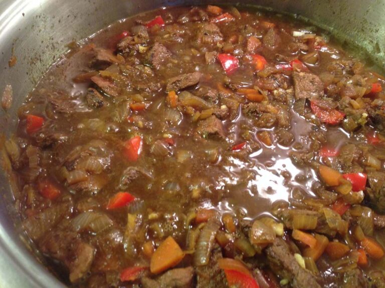 Herzhaftes Gulasch mit Paprika und Zwiebeln in Soße.