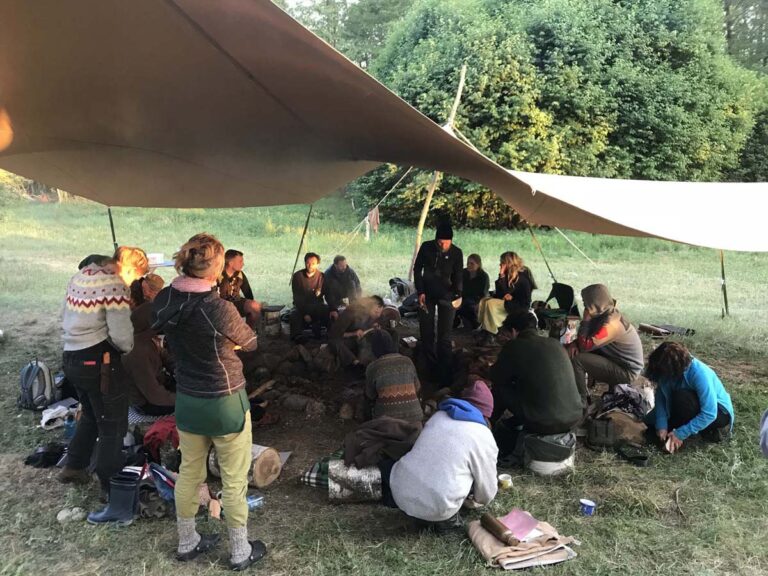 Menschen unter Zelt im Freien versammelt