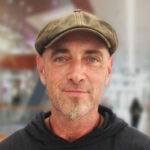 Mann mit Mütze im Innenraum