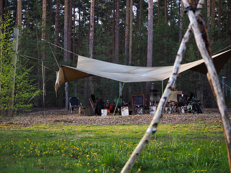 Outdoor-Campingplatz mit Zeltdach im Wald