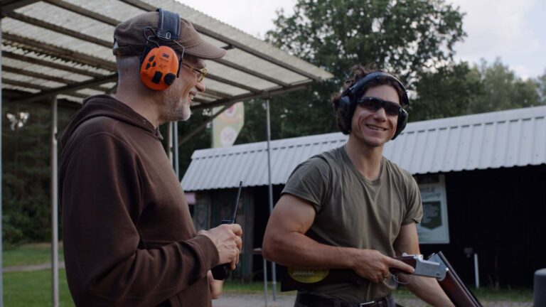 Zwei Männer mit Gehörschutz auf dem Schießstand.