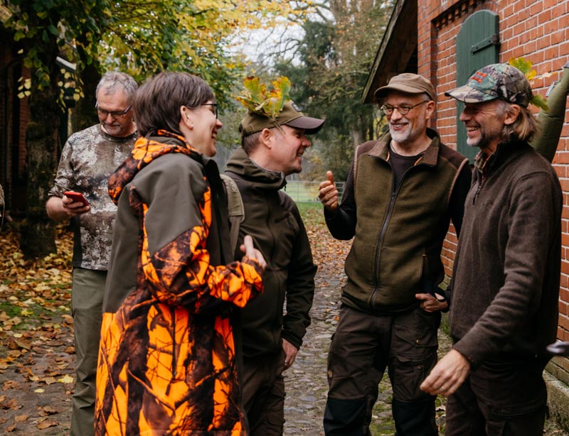 Gruppe lächelnder Menschen im Freien, Herbststimmung