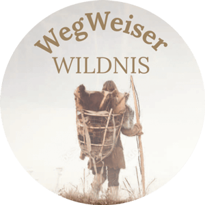Person mit Rucksack und Stock in der Wildnis
