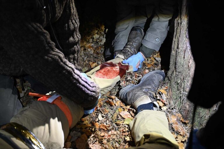 Beinverletzung wird im Wald versorgt.