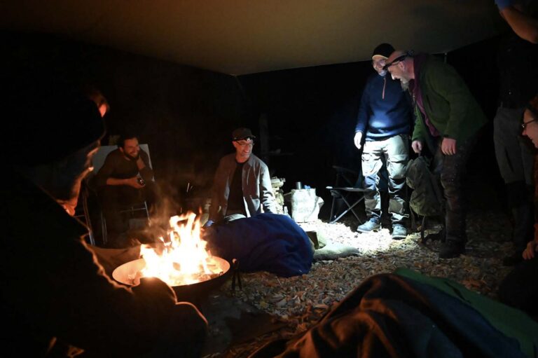 Gruppe am Lagerfeuer nachts im Freien