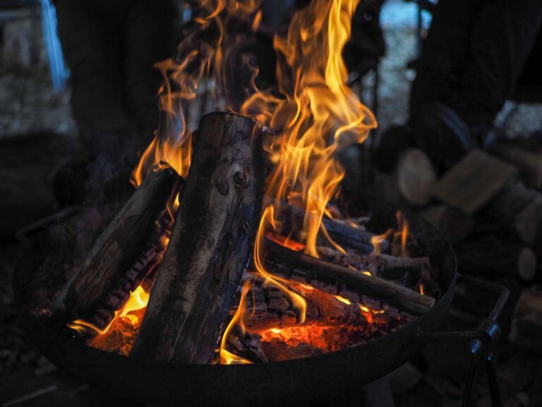 Lagerfeuer mit brennenden Holzscheiten.