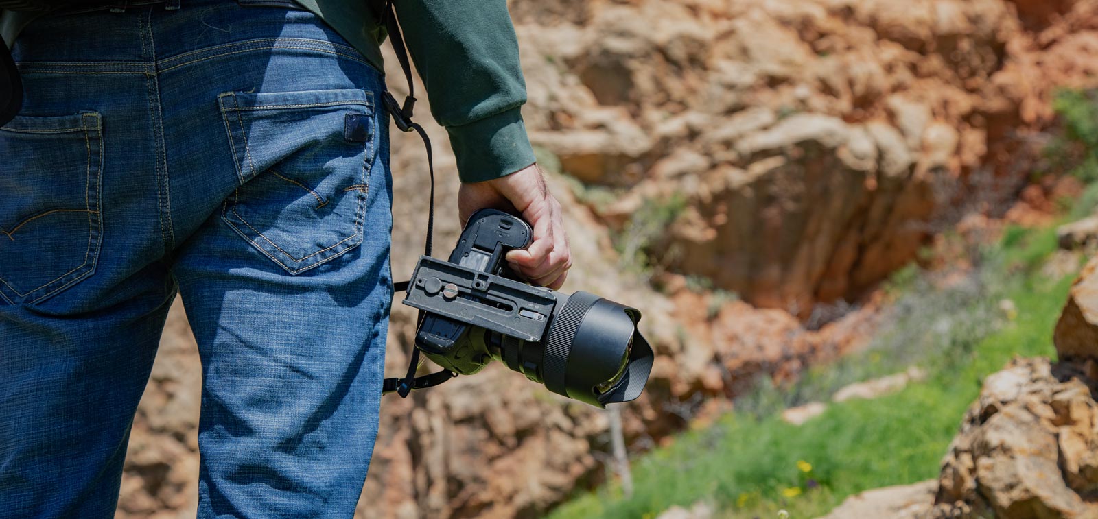 Person mit Kamera in der Natur