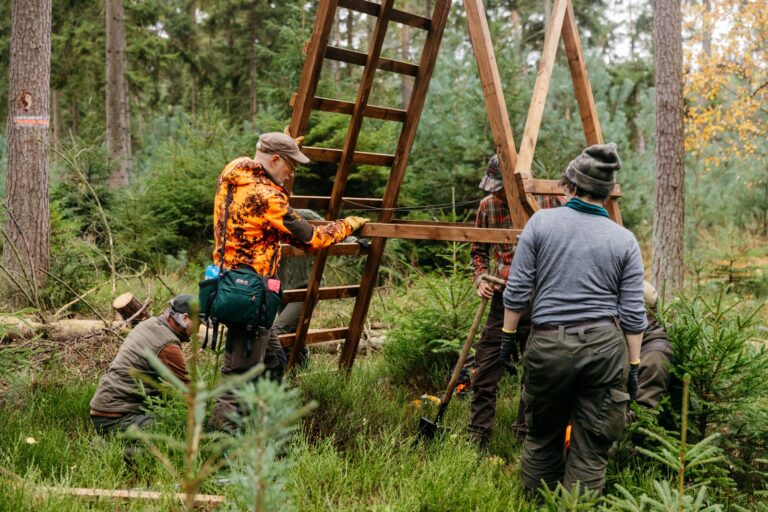 Menschen bauen Hochstand im Wald