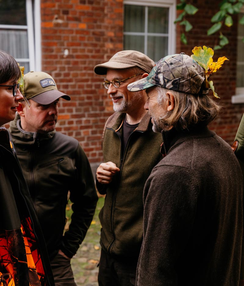 Gruppe von Menschen im Gespräch im Freien.