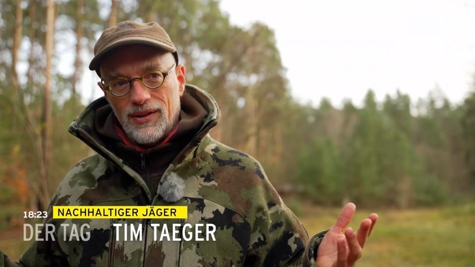 Person im Wald beim Jagen.