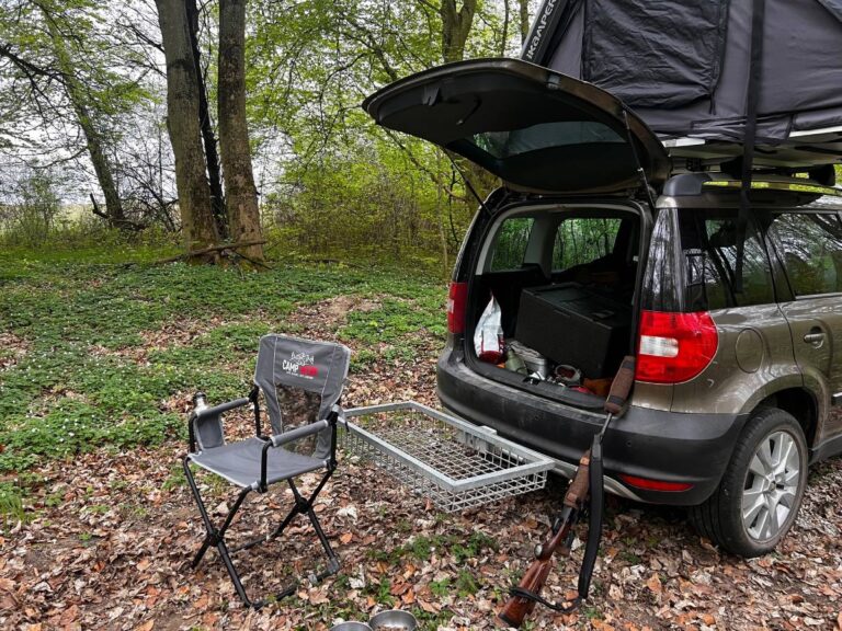 Auto mit Campingausrüstung im Wald.