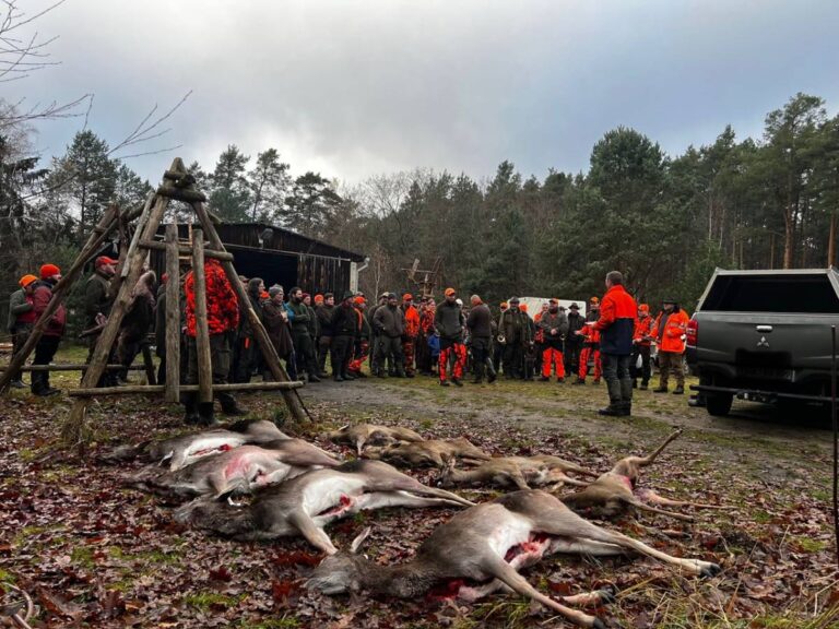 Jäger bei einer Jagd mit erlegtem Wild.