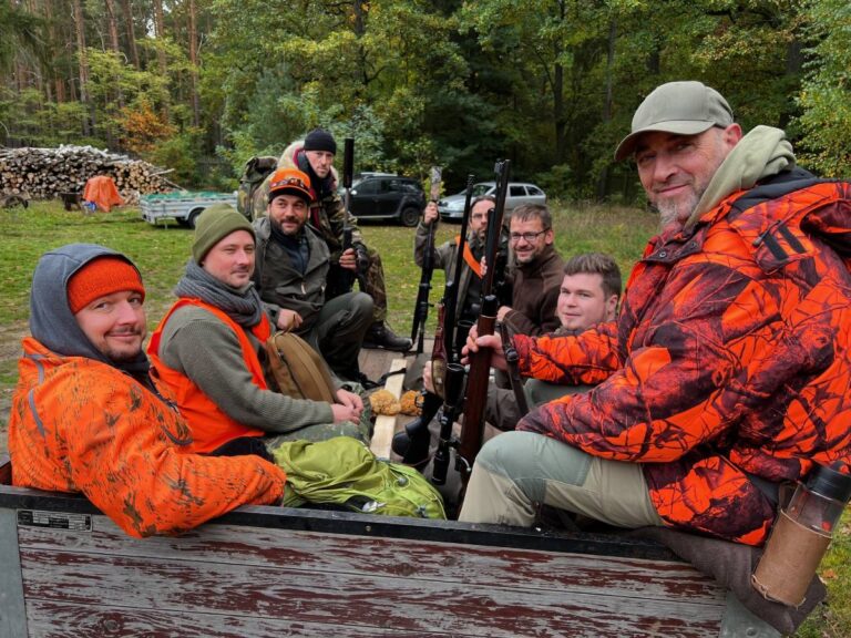 Gruppe von Jägern im Freien mit Gewehren