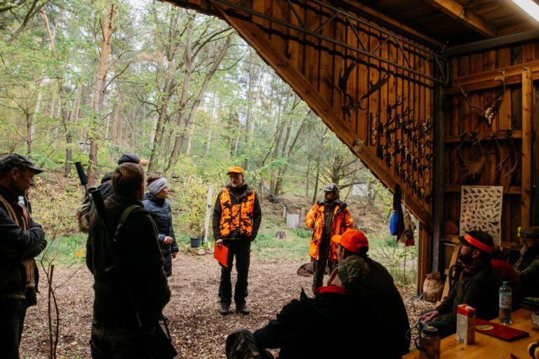 Jäger im Wald versammelt unter Holzunterstand