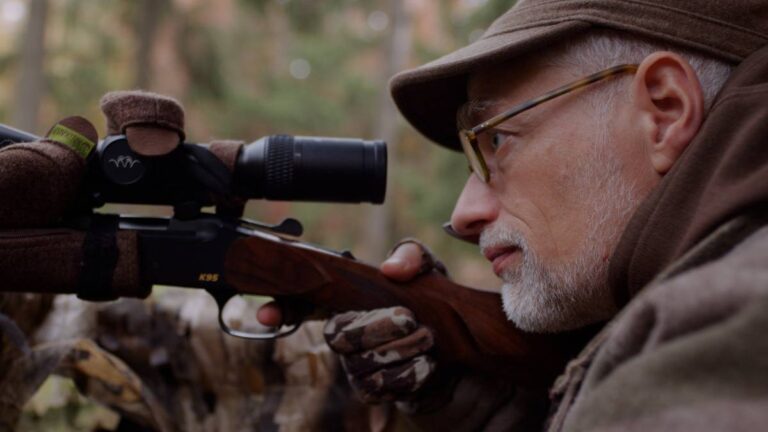 Jäger mit Gewehr im Wald