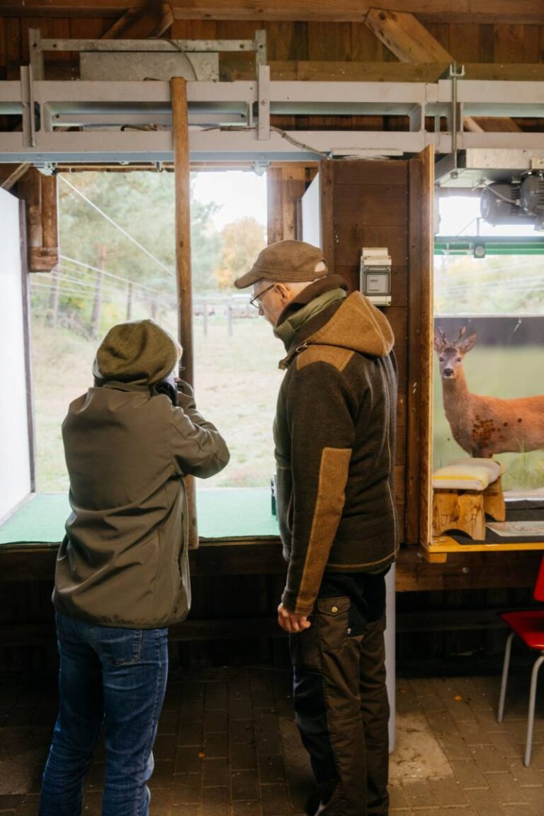 Personen beim Bogenschießen-Training