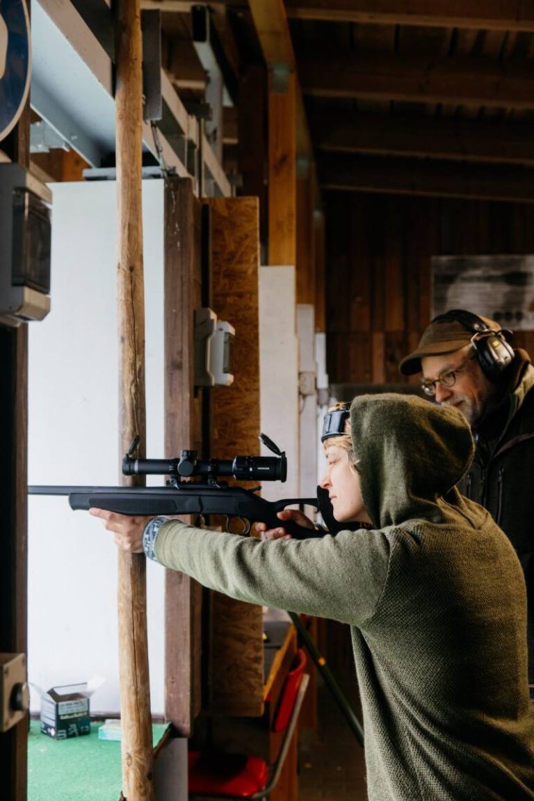 Zwei Personen beim Schießstand-Training