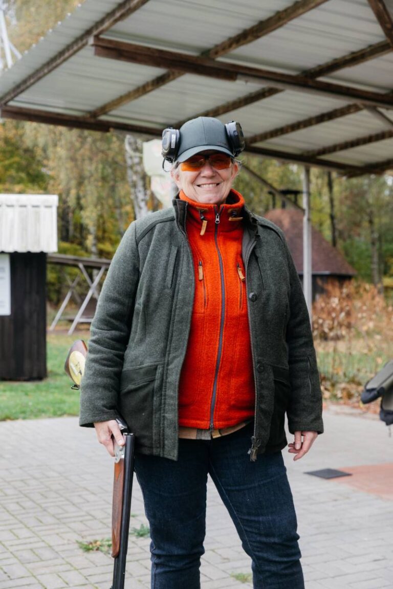 Person im Outdoor-Outfit mit Gehörschutz