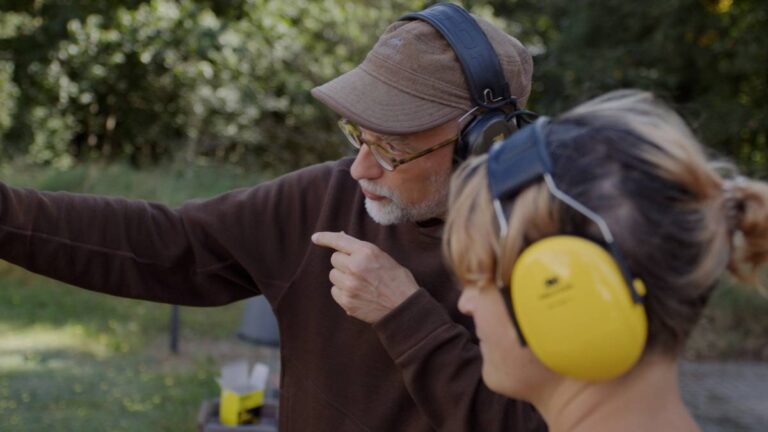 Personen beim Schießtraining im Freien