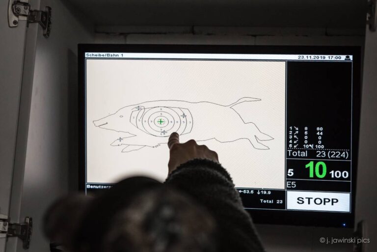 Finger zeigt auf Ziel auf Bildschirm