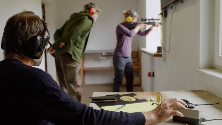 Personen im Schießstand