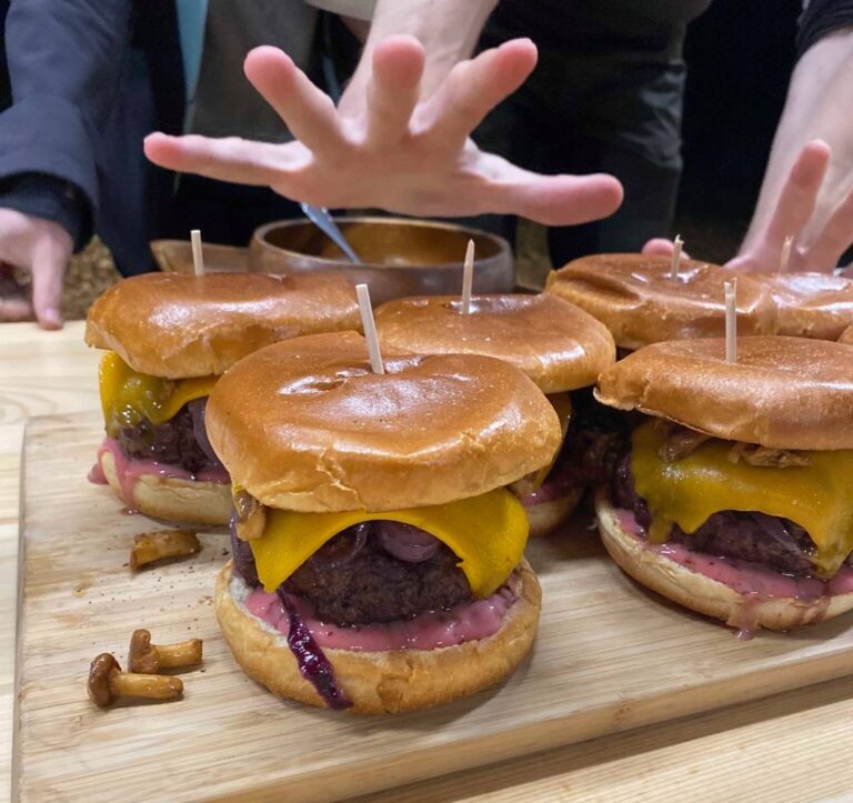 Hände greifen nach Wildburgern