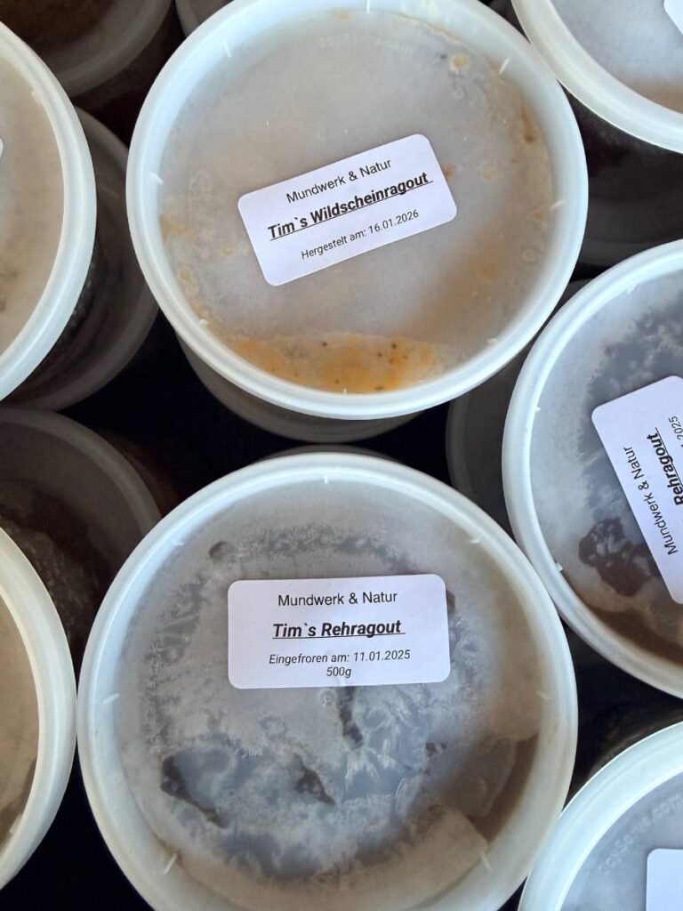 In runden Bechern eingefrorenes Rehragout