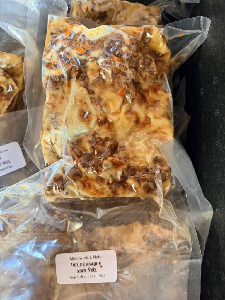 Ein Stück eingeschweißte Wildlasagne