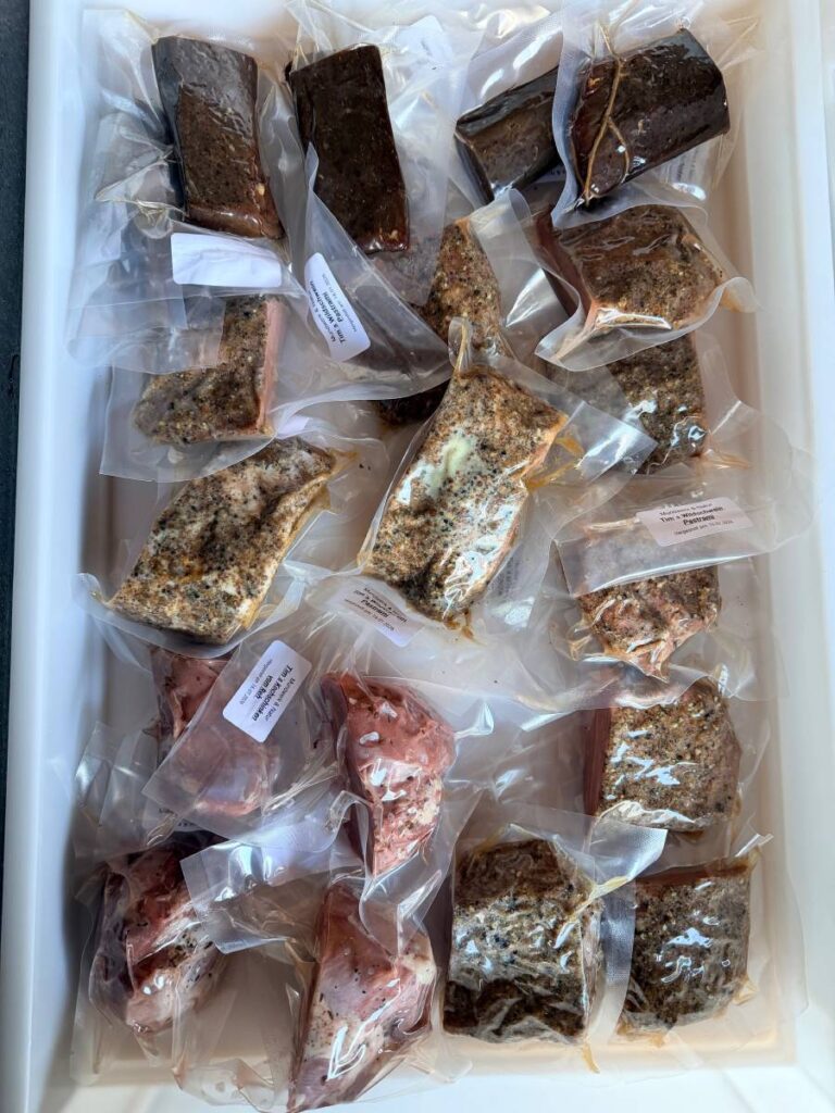 Mehrere Stücke eingeschweißtes Wildfleisch in einer Kiste