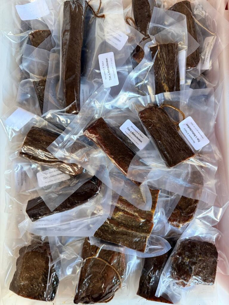 Mehrere Stücke eingeschweißter Schinken