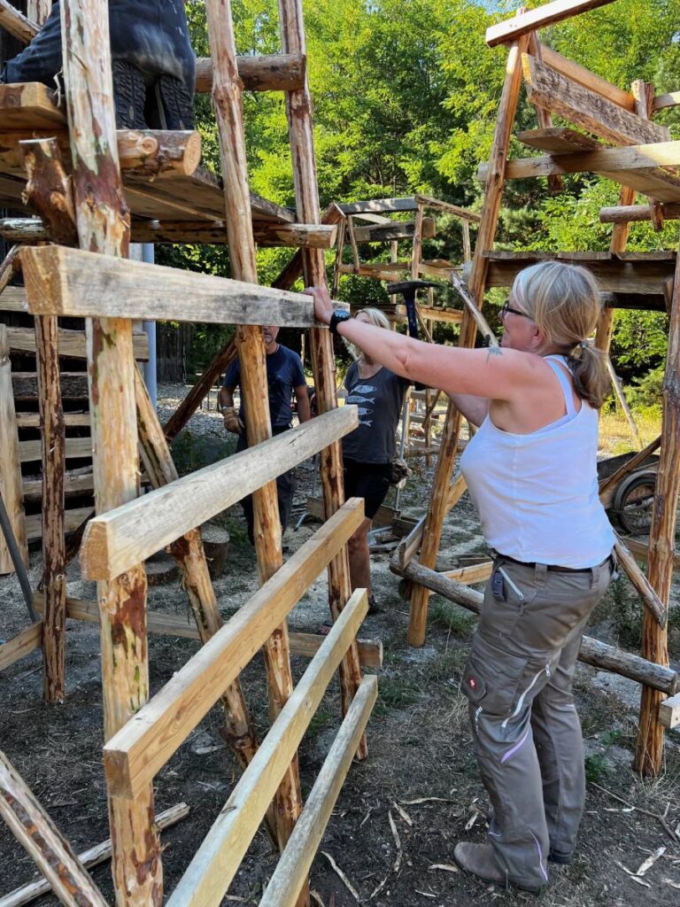 Personen beim Holzgerüstbau im Freien