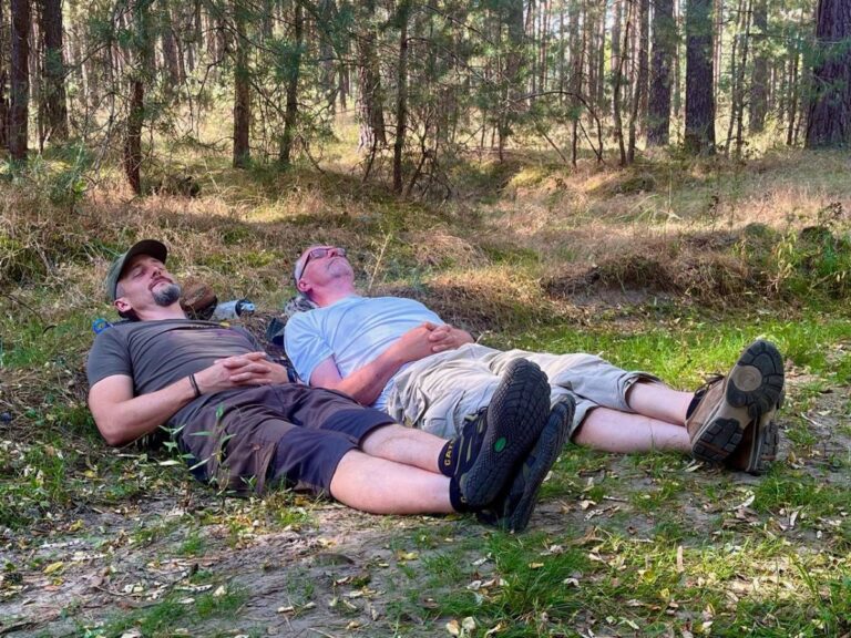 Zwei Männer entspannen im Wald