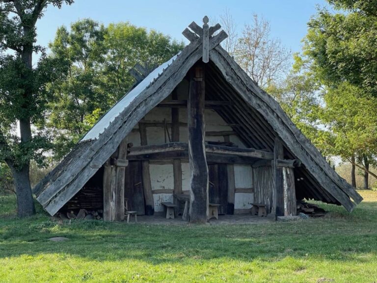 Altes Fachwerkhaus im Grünen.