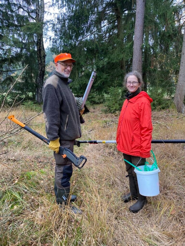 Personen im Wald mit Werkzeug