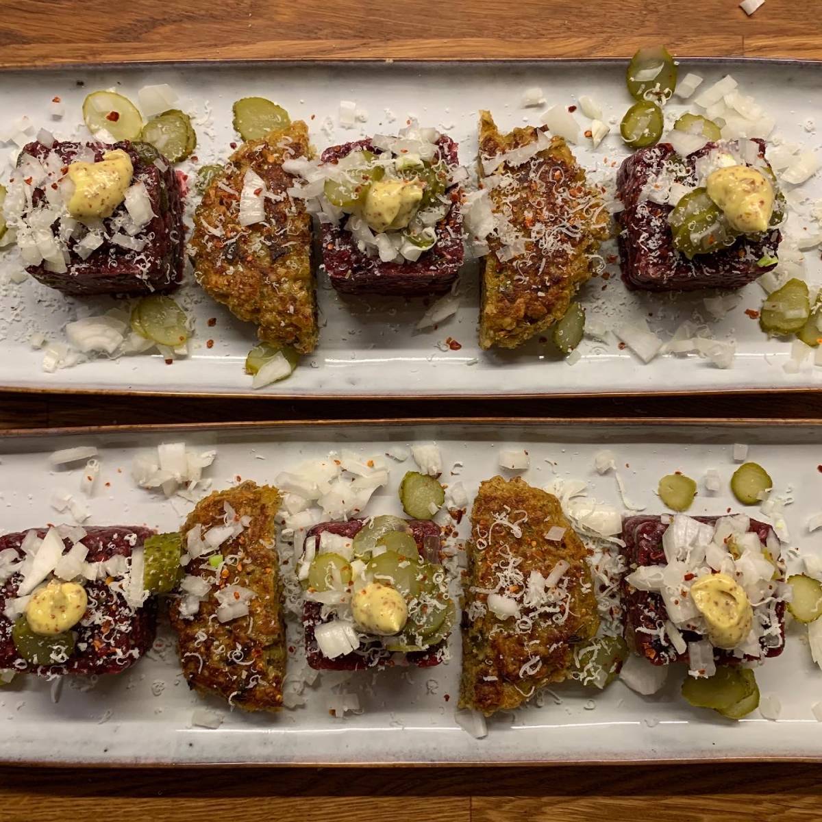 Gehacktes auf Sülze mit Gurken und Zwiebeln