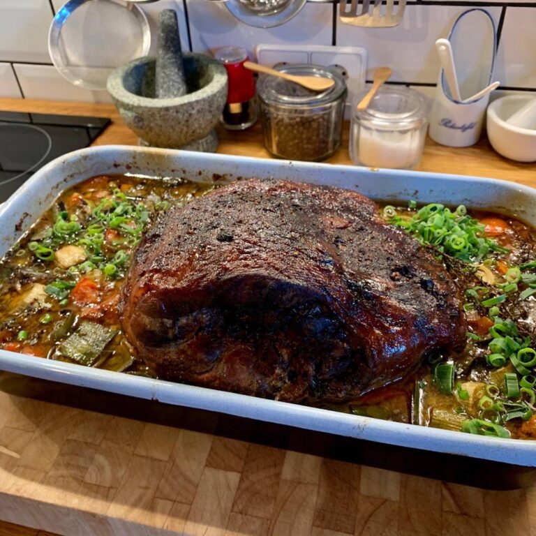 Gebackener Braten mit Gemüse und Kräutern im Ofen