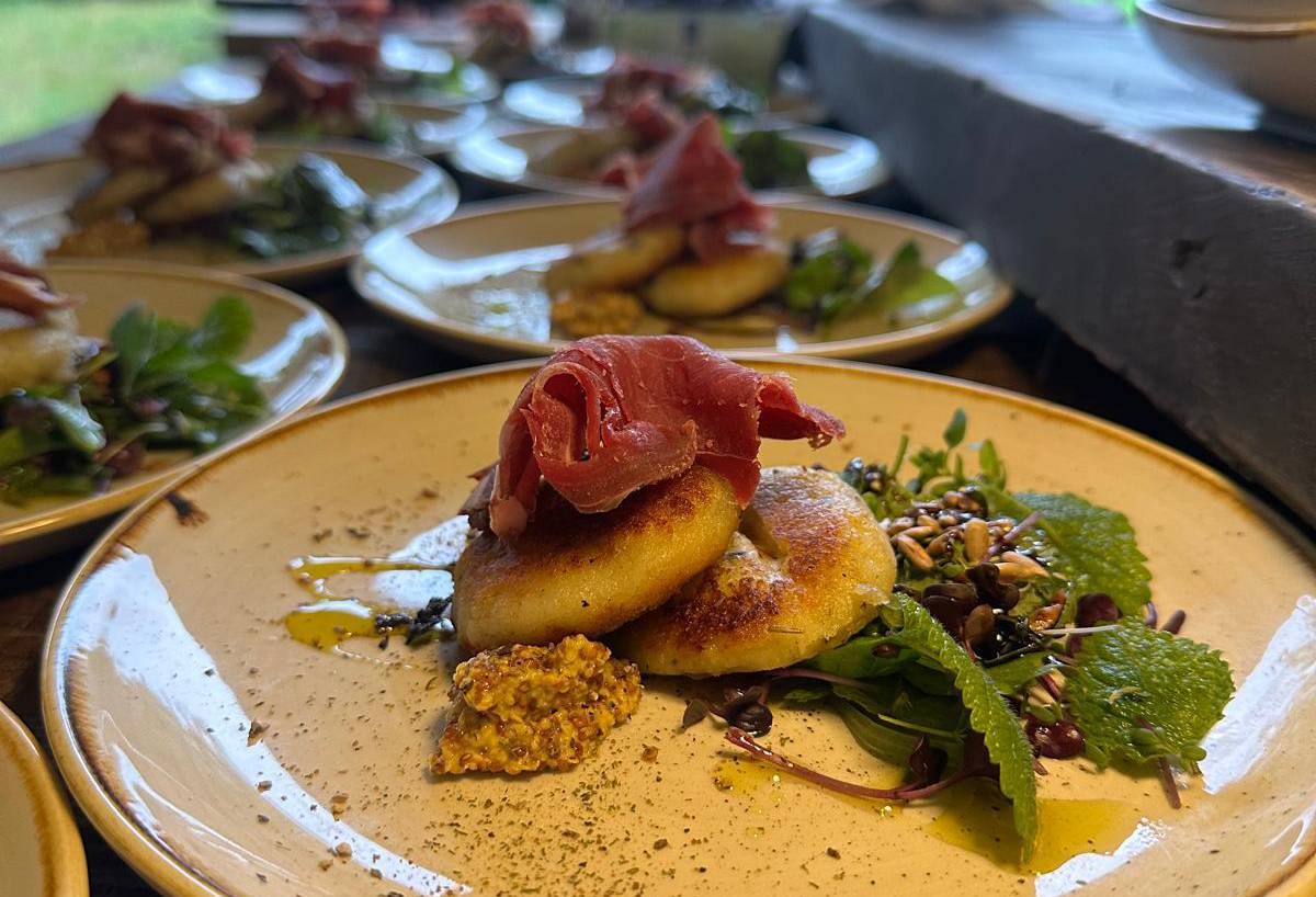 Gericht mit Schinken, Kartoffelpuffer und Salat auf Tellern