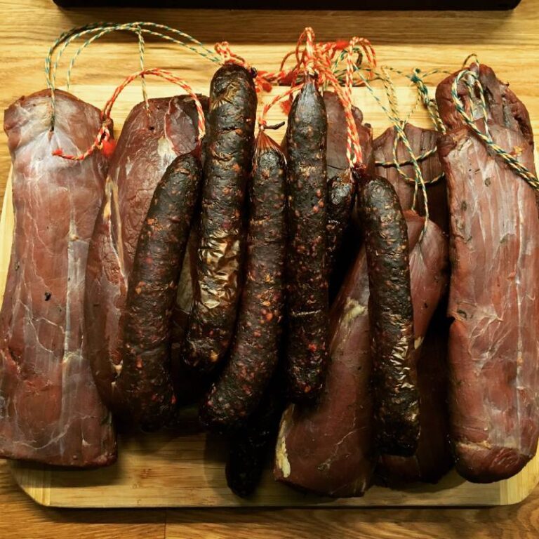 Selbstgemachte Salami und Rauchfleisch auf Holzbrett